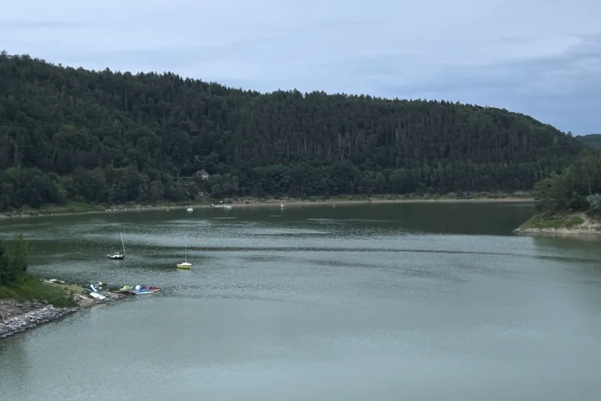 Jezioro Pilchowickie z rowerowej trasy w Parku Krajobrazowym Doliny Bobru