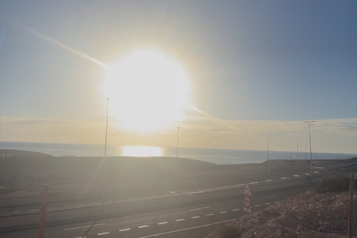 Wschód słońca nad oceanem widoczny ze ścieżki rowerowej