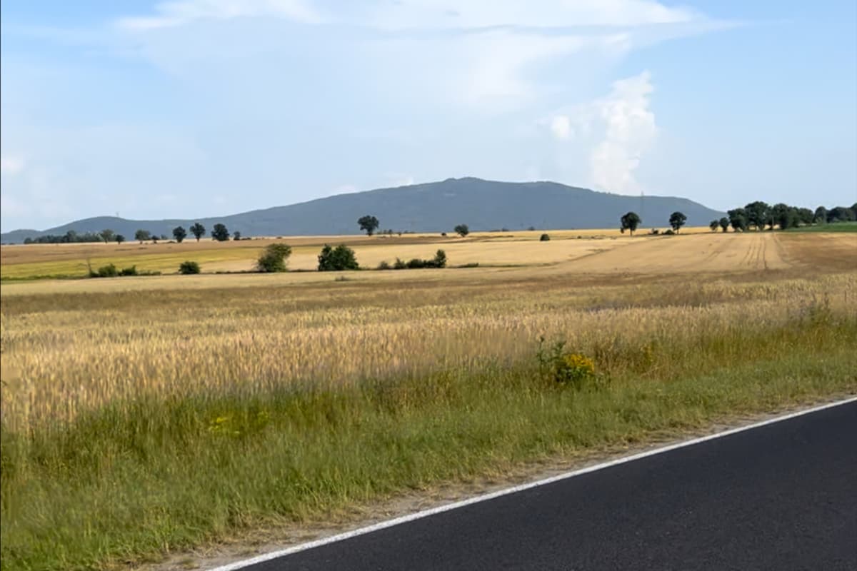 Widok na Górę Ślężę z pętli rowerowej