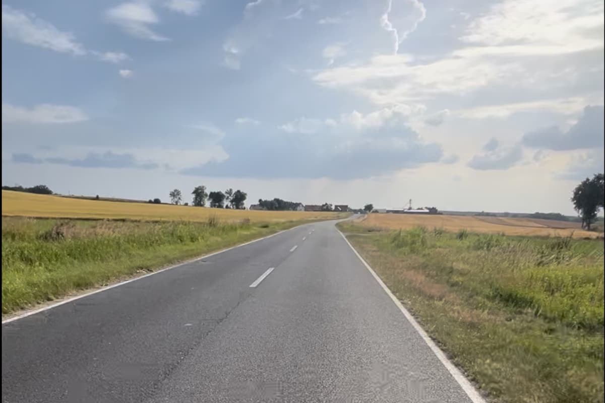 Płaski odcinek pętli rowerowej w kierunku Chwałowa