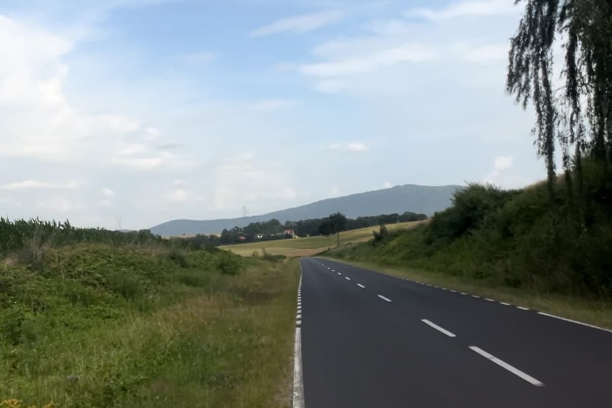 Największy podjazd na trasie, a za placeami Góra Ślęża