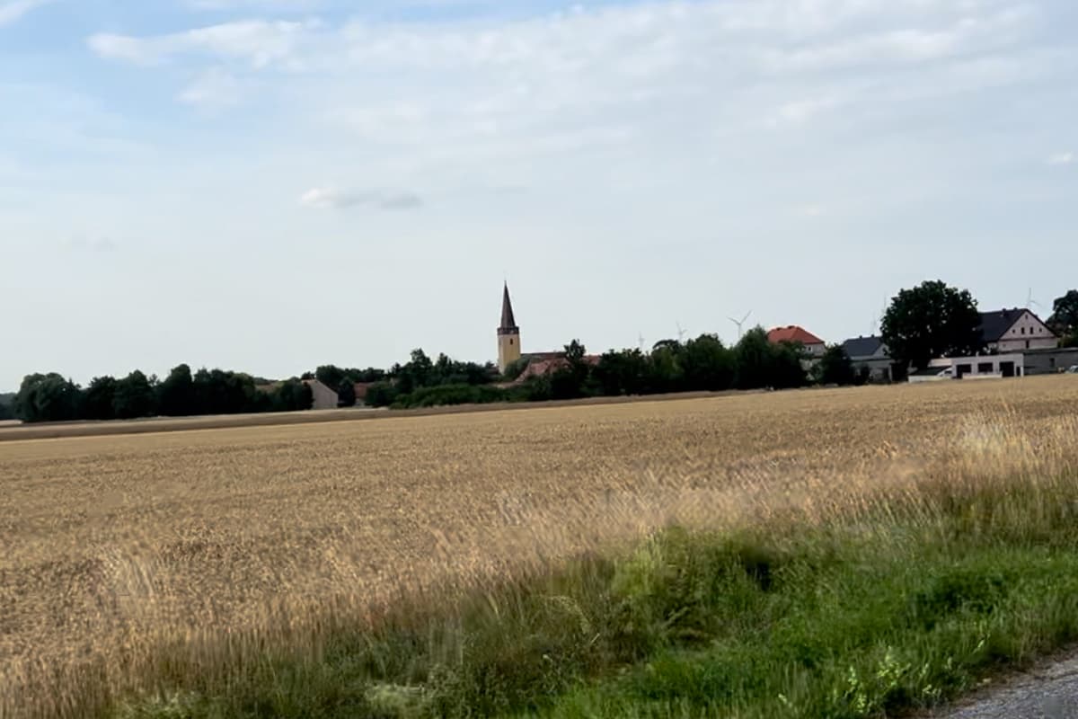 Panorama wsi Borzygniew z gotyckim kościółkiem św. Barbary