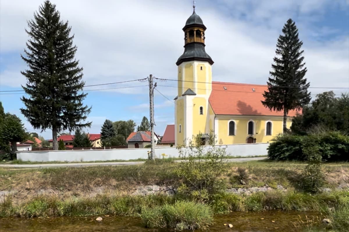 Kościółek na trasie między Karpaczem a Jelenią Górą