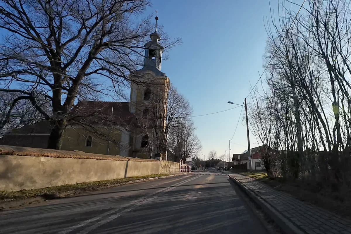 Zabytkowy kościółek w Chmielowie na trasie rowerowej