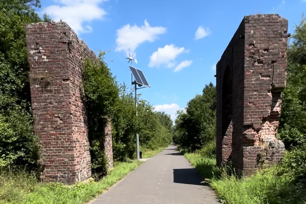 Fragment ścieżki rowerowej z zabytkowymi murami