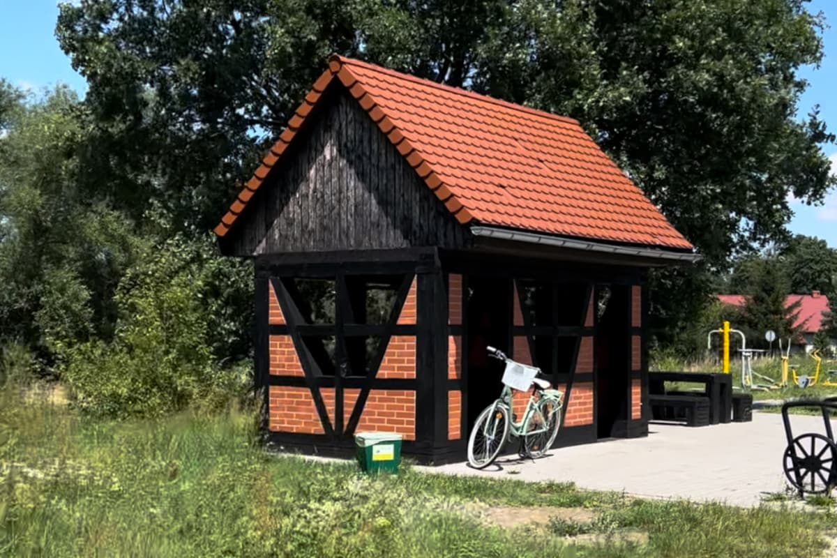 Miejsce na odpoczynek przy ścieżce rowerowej Wołów-Lubiąż