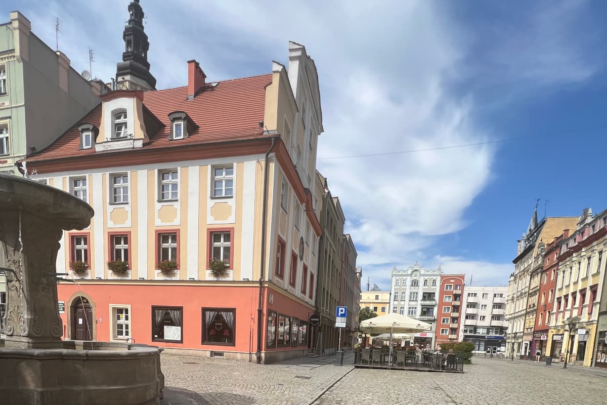 Rynek w Świdnicy z renesansowymi kamienicami, meta trasy rowerowej z Wrocławia
