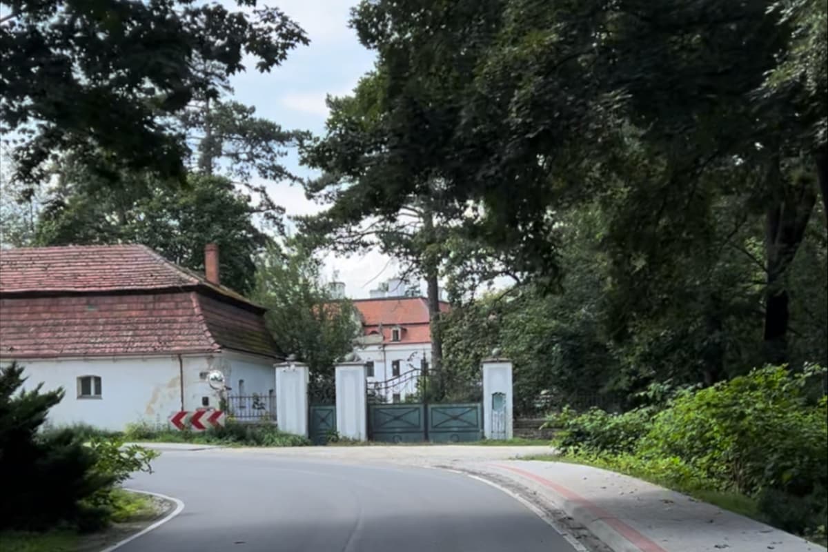 Pałac w Kraskowie z ogrodami pałacowymi na trasie Wrocław-Świdnica
